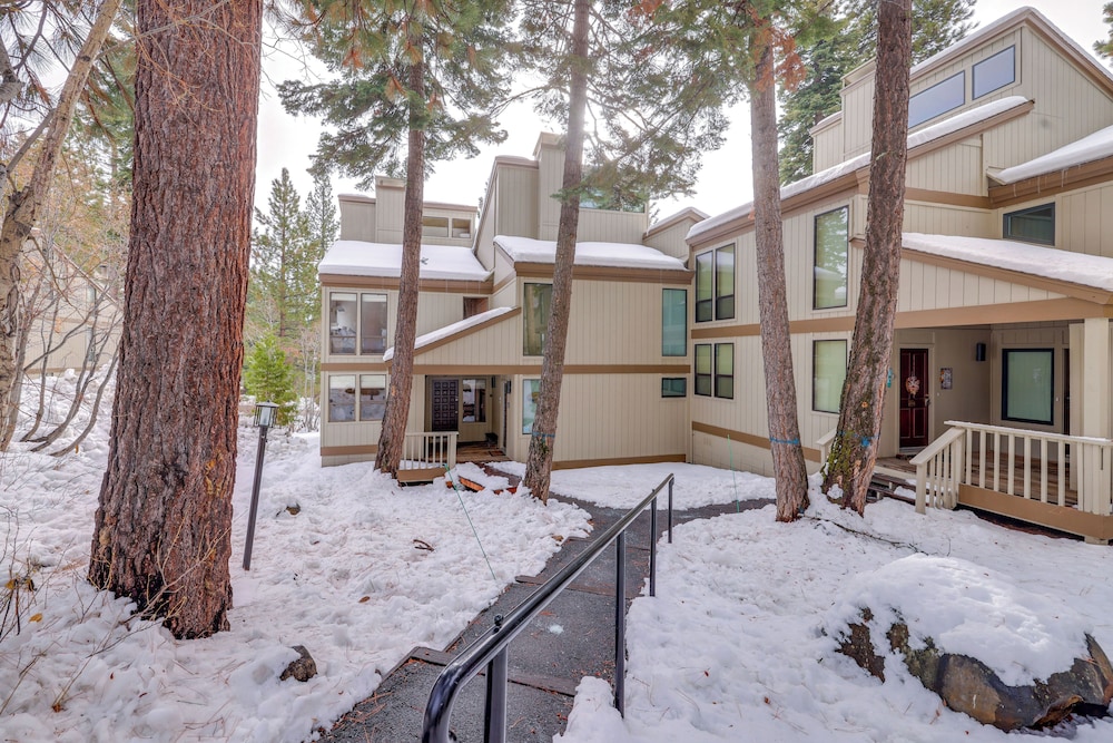 8 Mi to Northstar Slopes: Tahoe Gem w/ Fireplace