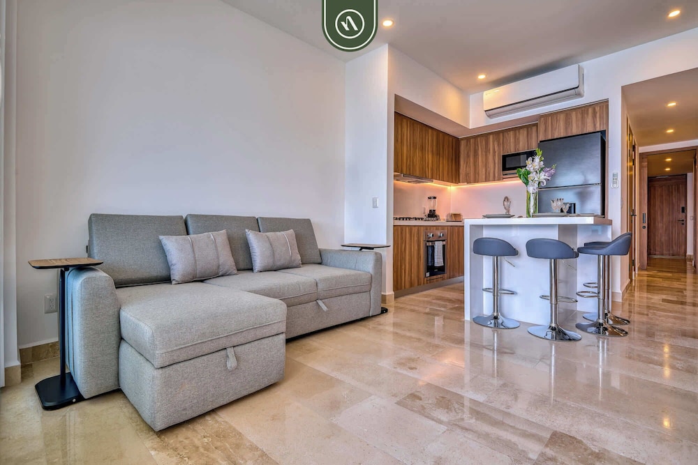 New Oceanfront 1 BR Condo - Gym - Beach - Pool