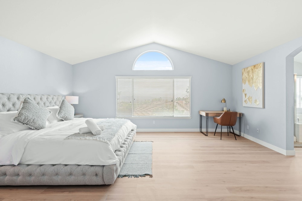 Bright Designer Home w Pool Near Everything