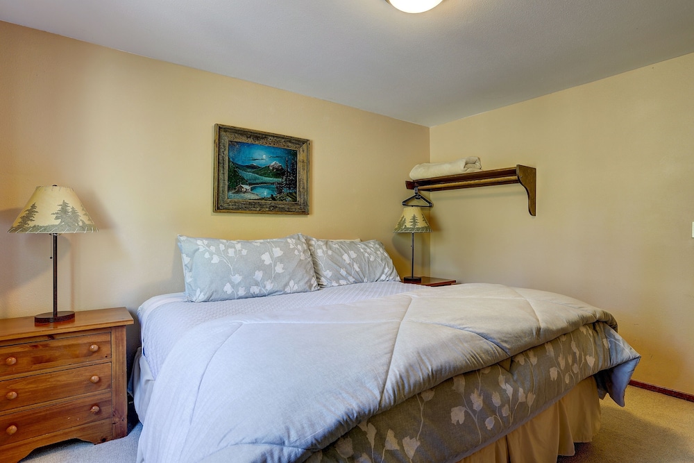 Pet-Friendly 11 Camas Home with Brand-New Private Hot Tub by RedAwning view 5
