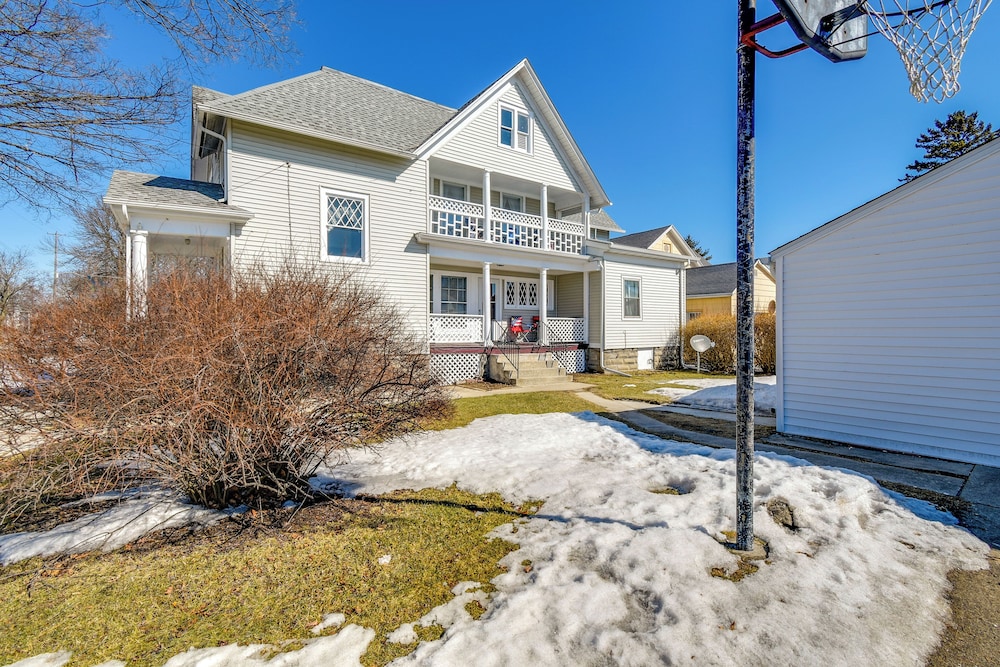 Lake Michigan Vacation Rental: 1 Block to Marina! view 3