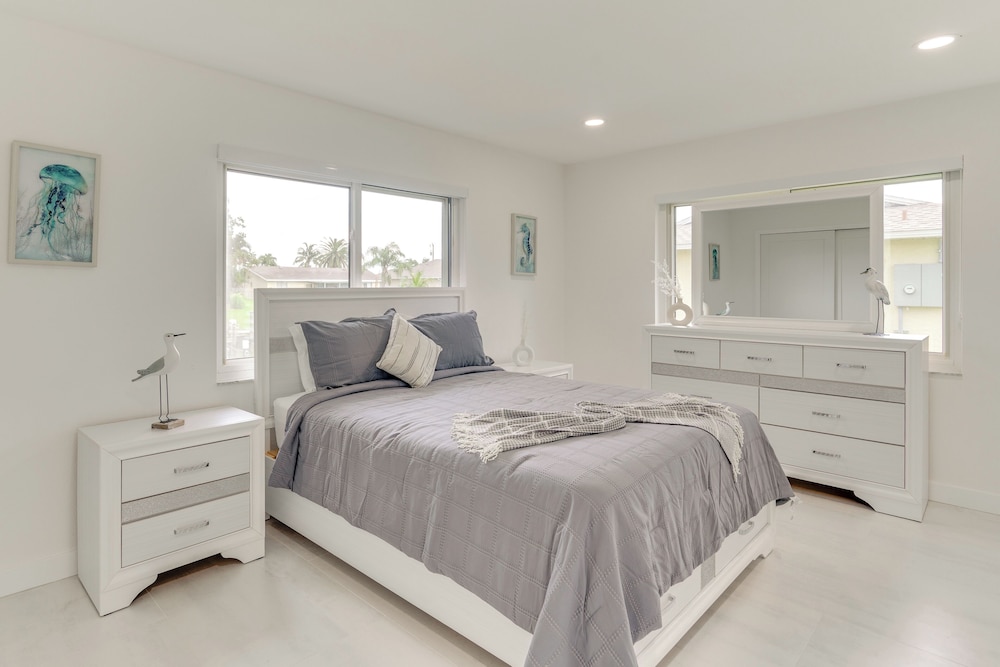 Swim, Golf & Explore: Pet-friendly Cape Coral Home