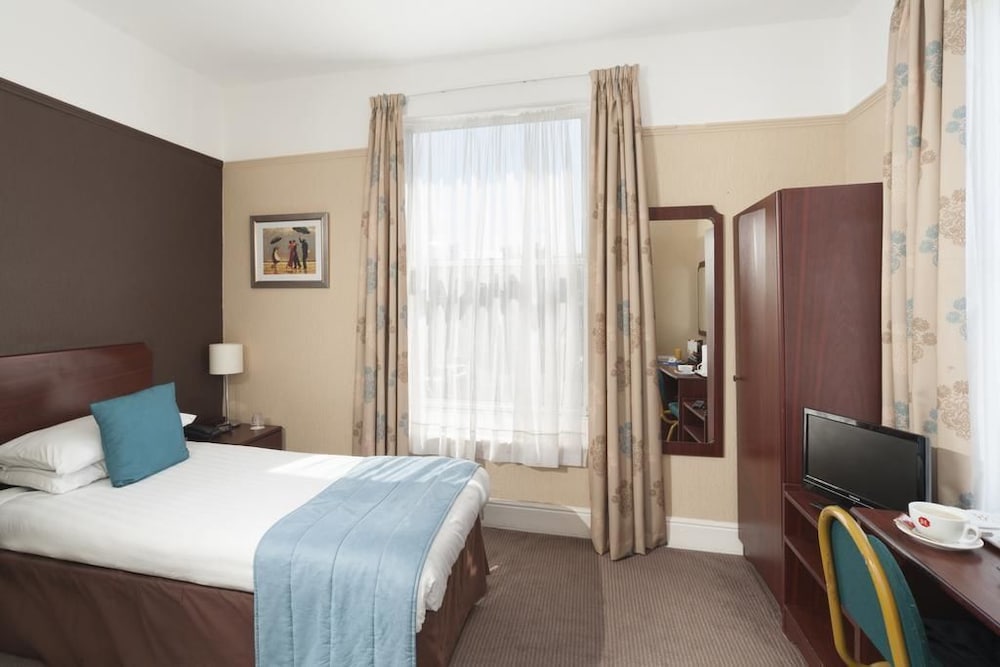 Truro Vacations - The Ship and Castle - Property Image 4