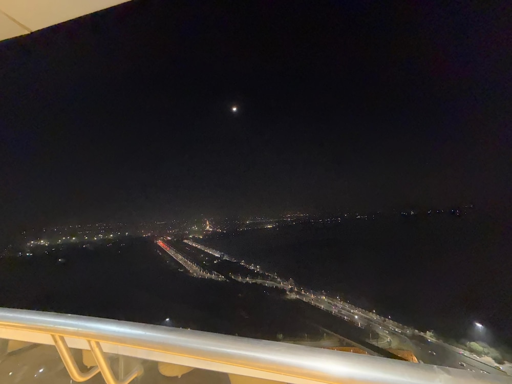 41 Floor River View - TheRoomeraStay