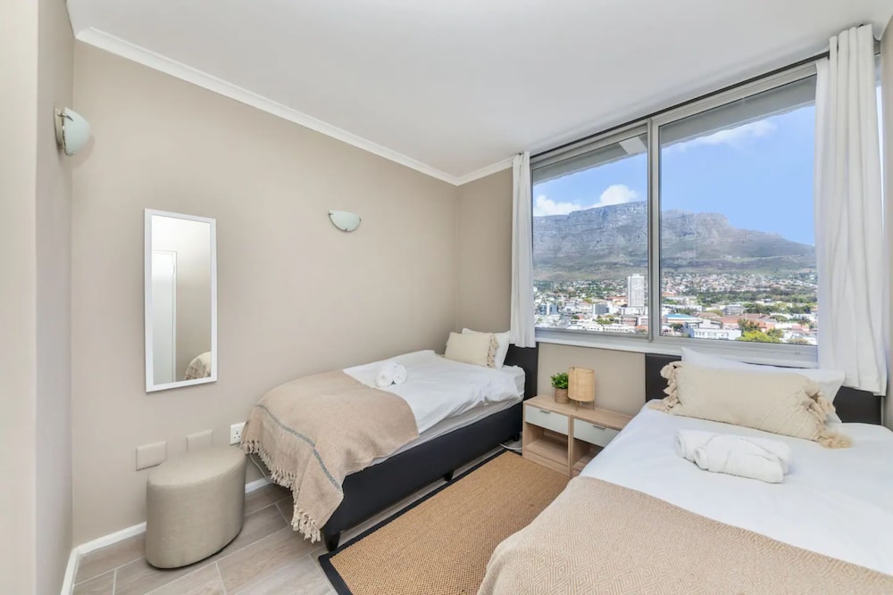 Picturesque 2BD Apartment With Table Mountain View view 3