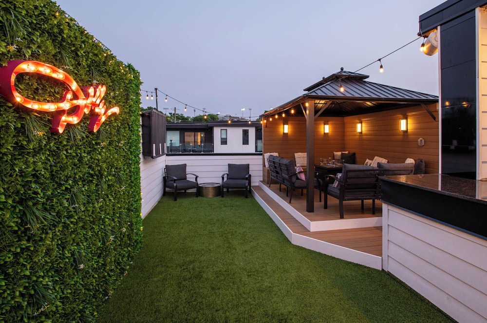Skyline Views - Rooftop Pool