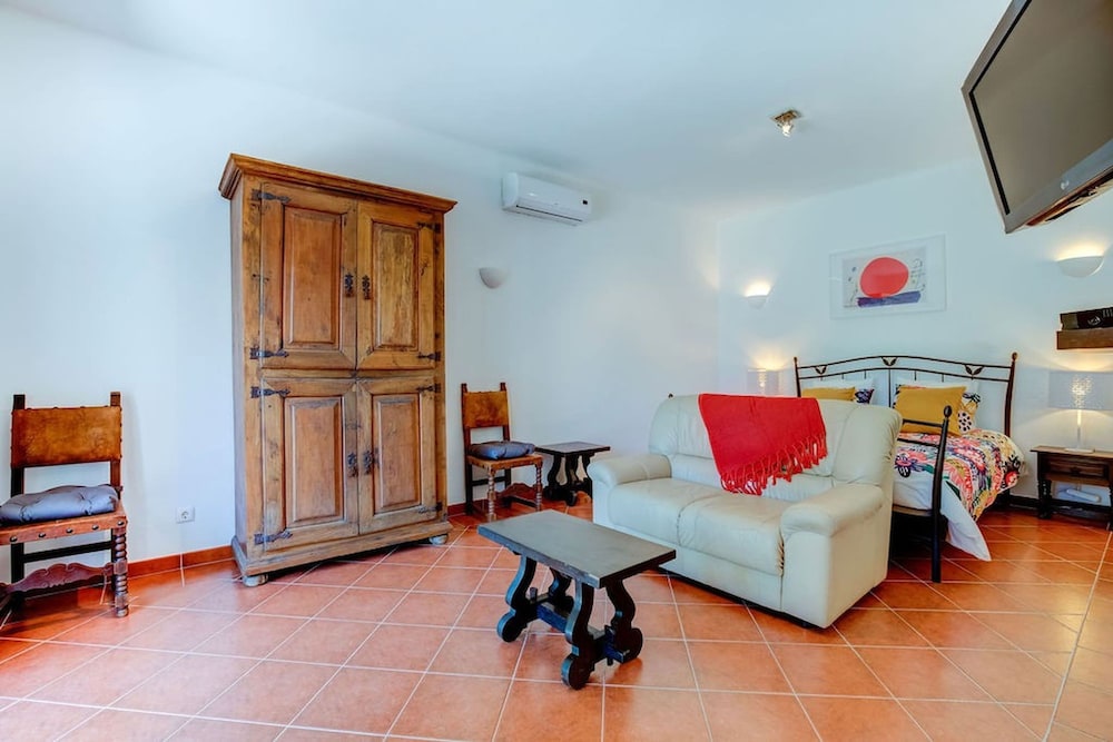 Casa Ninho Spacious 5 Bedroom Villa in an Enviab