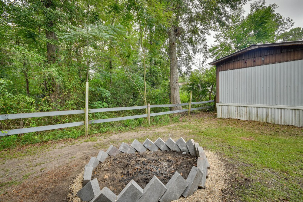 Eufaula Retreat: Community Pool & Screened Porch! view 4