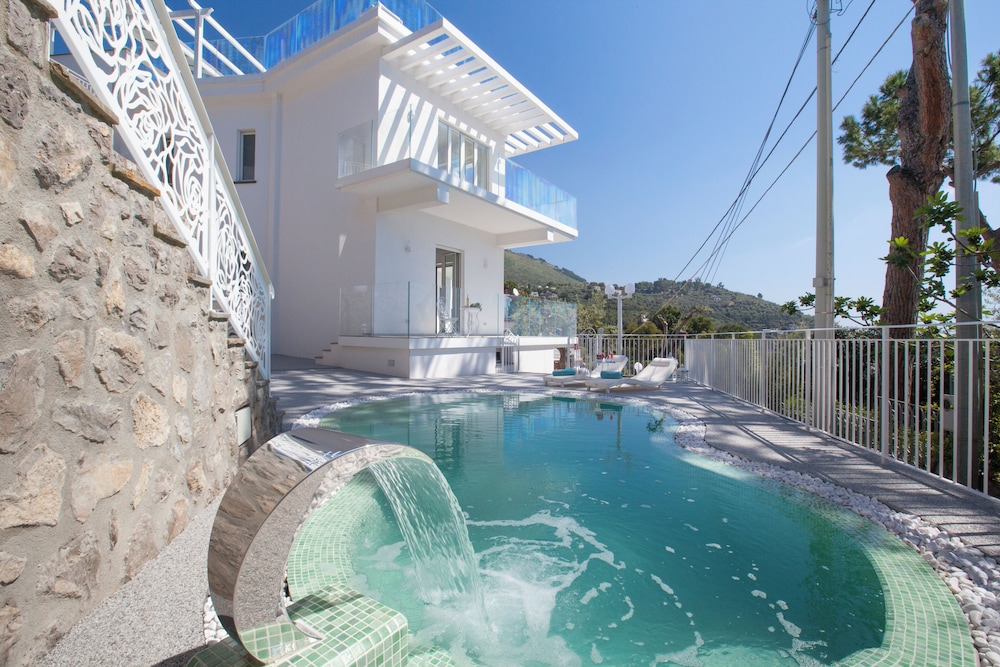 Villa By The Beach With Sea-View And Luxury Amenities