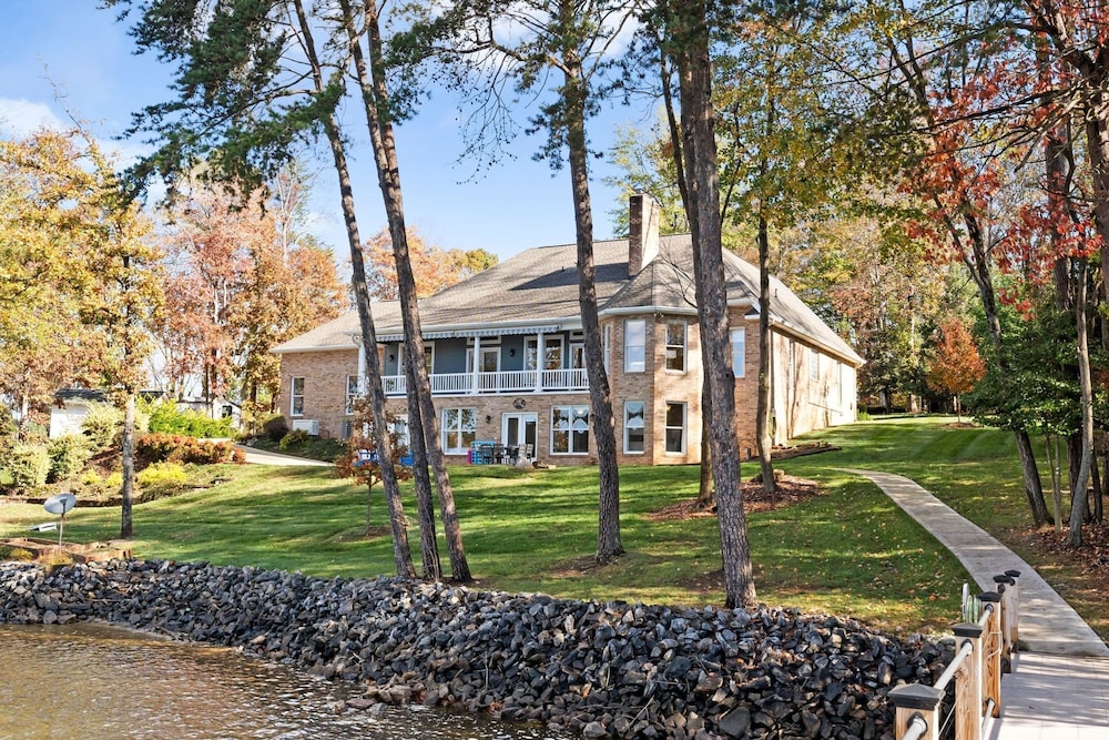 Sunset Pointe by Avantstay Waterfront Beach Fire Pit Sleeps 14 5bdr 4BA