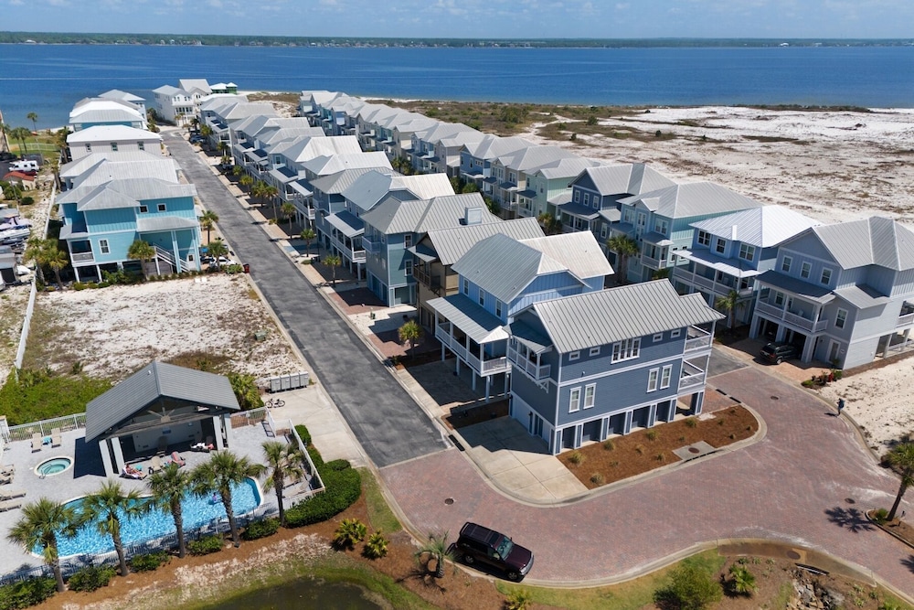 Bay Side 4 Bedroom Home by RedAwning view 4