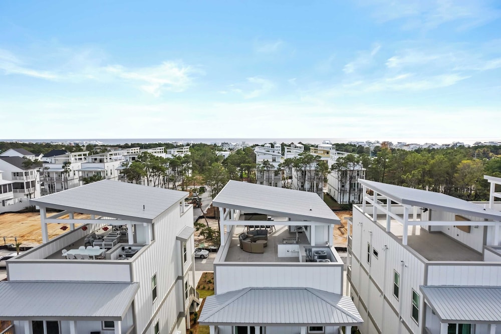 Sea Dweller by Avantstay Rooftop Spa + Gulf View Golf Cart, Pool