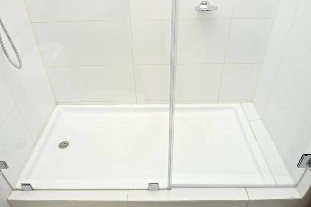 Carmelitas Contemporary 1BR Apt - Pool Gym Metro
