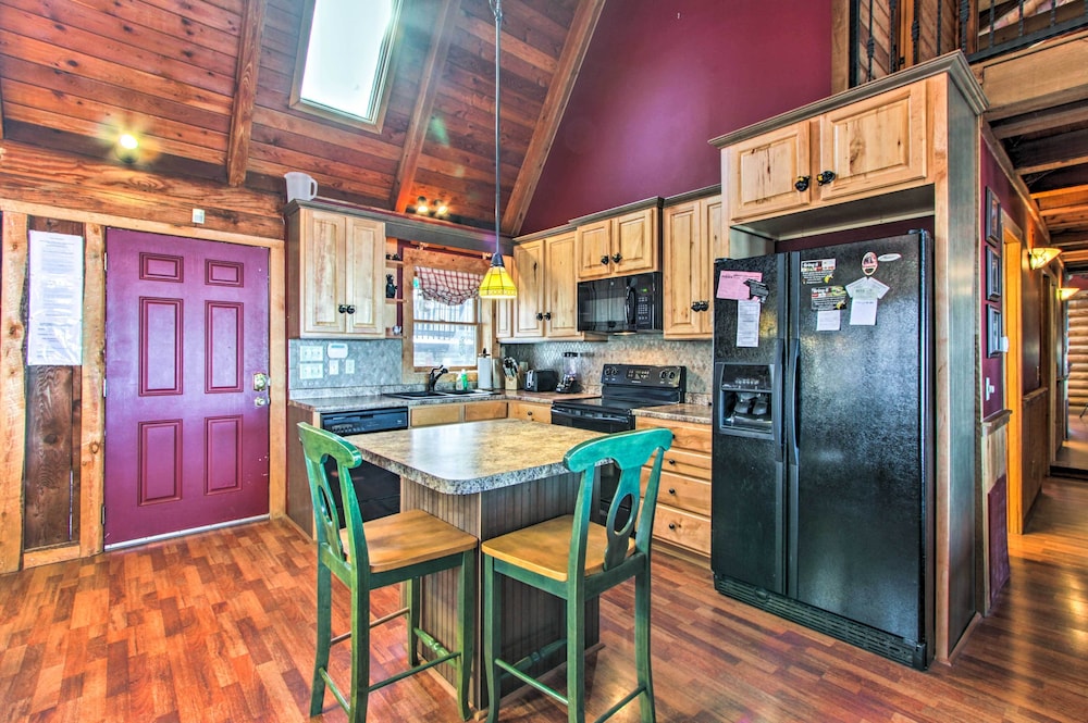 2 Mi to Ober Mtn: Hot Tub & Deck at Cozy Cabin!