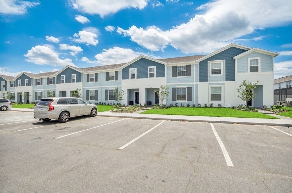 5 Bed Townhome! 5 Bedroom Townhouse by Redawning - Image 1