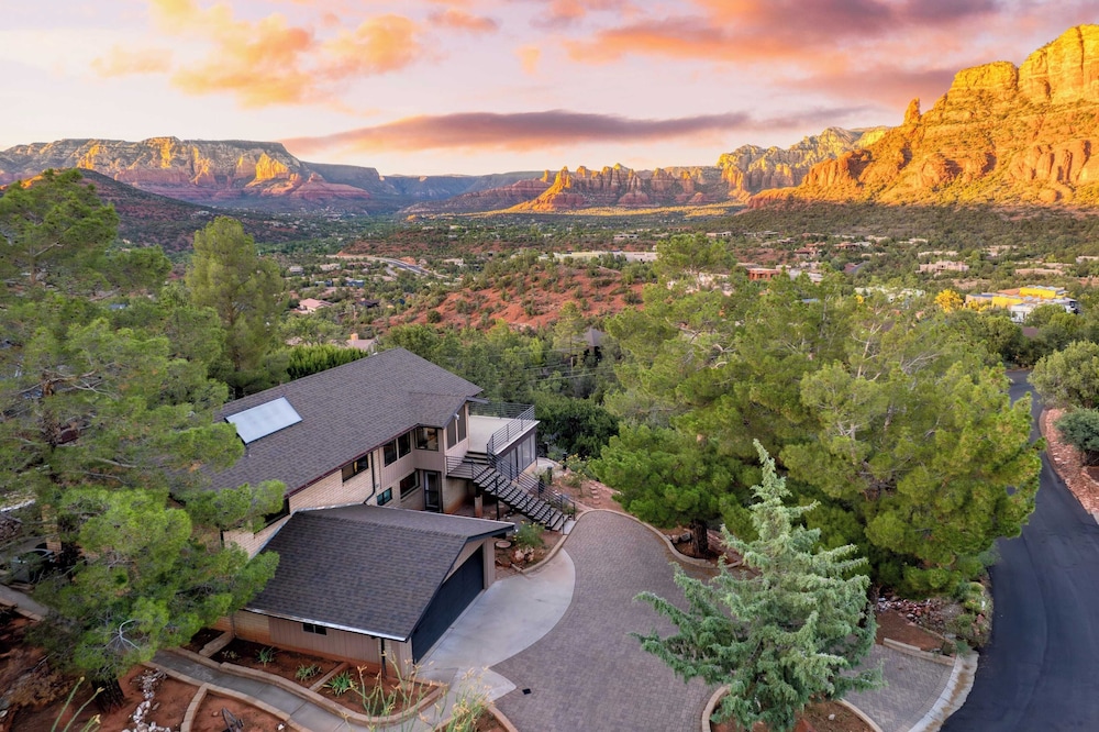 Mid-century Gem w/ Views, Hot Tub & Sunroom Lounge Red Rock Haven by Avantstay