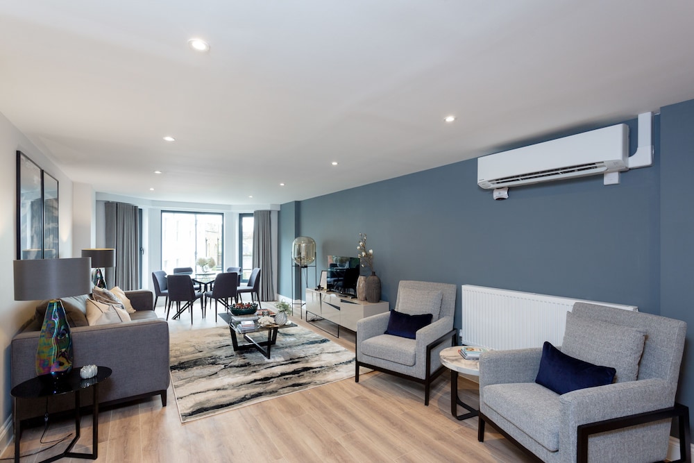 The Carlyle - Elegant Serviced Apartments