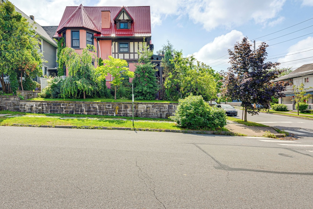Near Downtown Scranton: Getaway w/ Patio