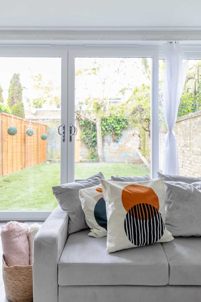Newly Renovated 3BD Home, Islington!