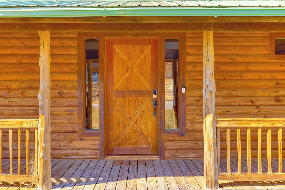 Spacious Cabin w/ Views, Near Lake Lawtonka!