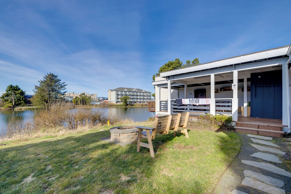 Fire Pit & River View: Serene Stay in Seaside!
