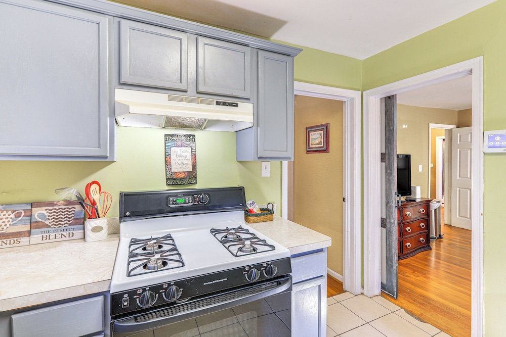 Half-mi to Pool & Golf: Atlanta Home w/ Veranda!