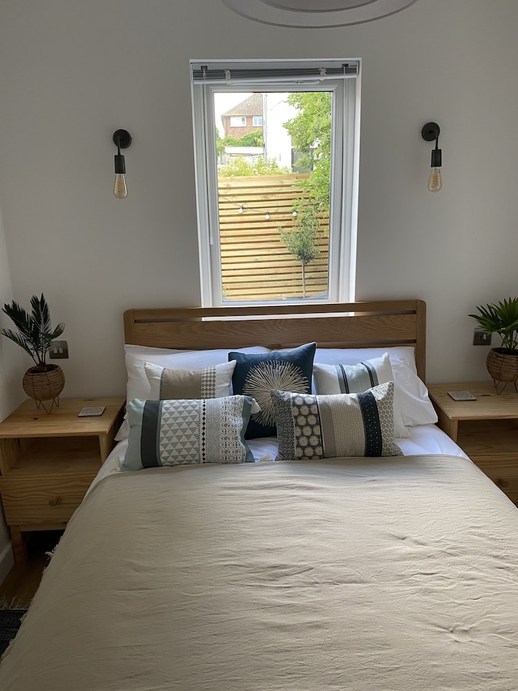 Stunning 2-bed Self Contained Oasis in Eastbourne view 3