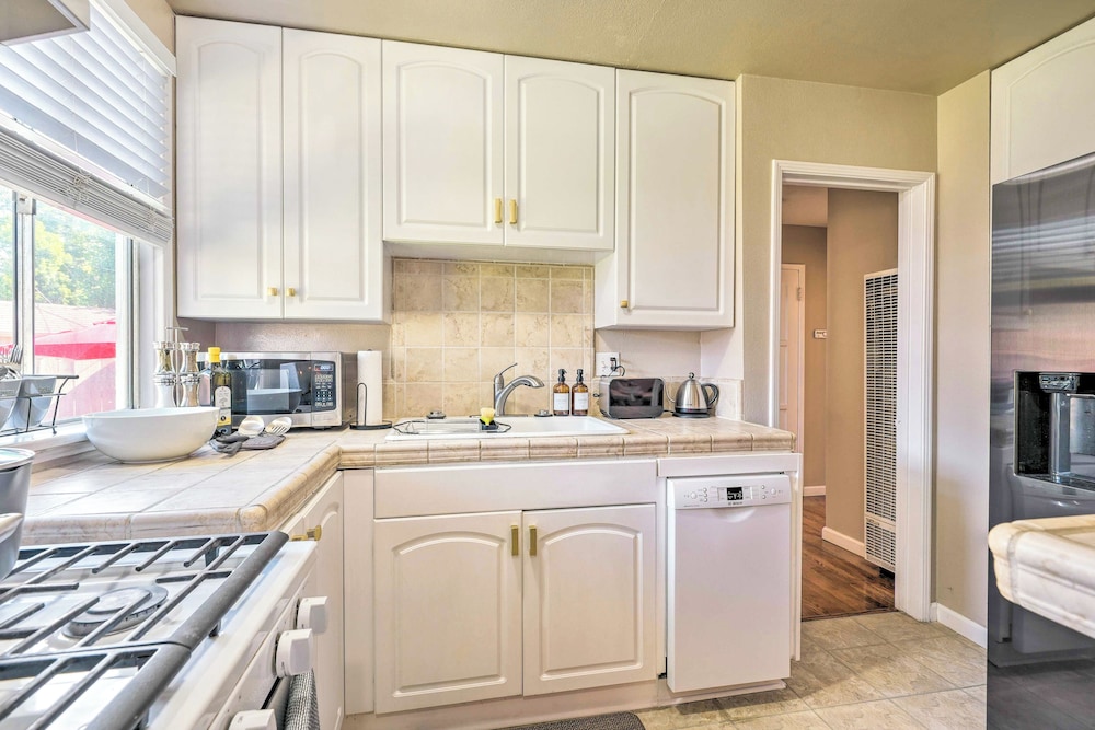 Burbank Vacations - Stylish Modern Burbank Gem w/ Private Yard! - Property Image 22