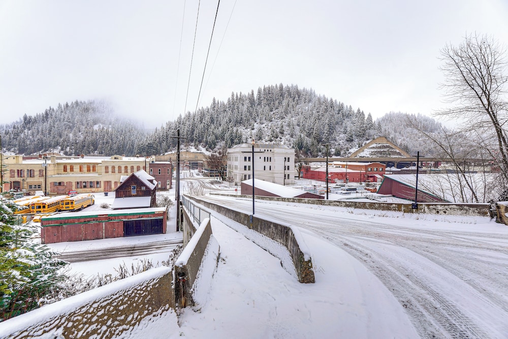 13 Mi to Skiing: Downtown Wallace Home w/ Deck