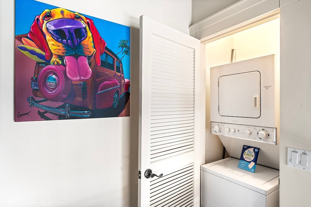 Beautiful Oceanfront - Air-conditioned - Sleeps 6 - Walk to Beach - Vrkcv