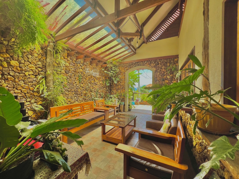 Novie's Tourist Inn