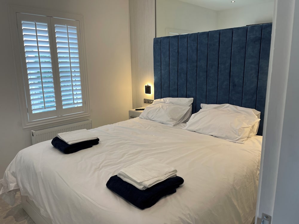 2 Bedrooms - 5 Guests - Fireplace - Near Beach