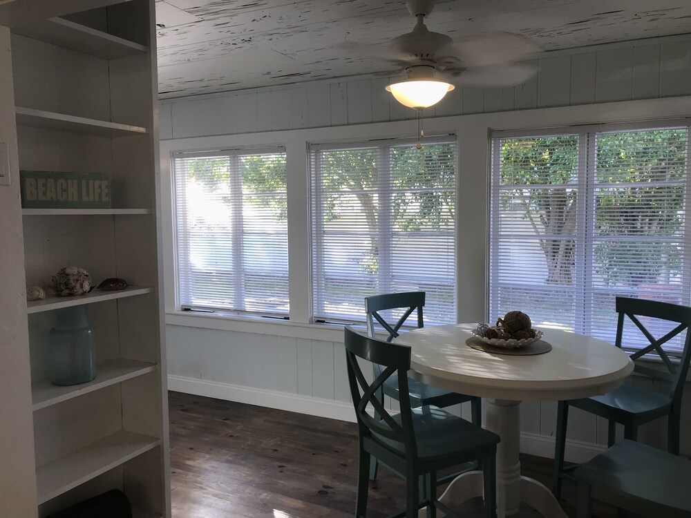 Rad's Cozy Cottage on Canal