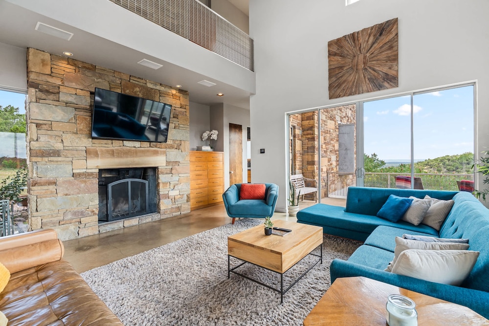 Luxury 7BR Hill Country Gem With Barndominium