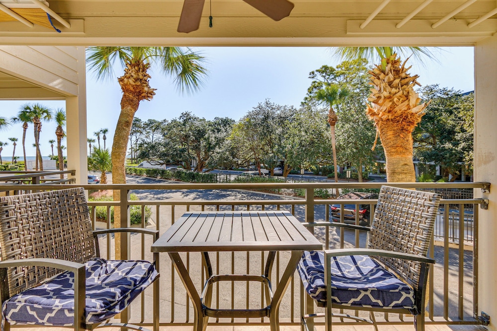 Walk to Coligny Beach Park: Condo w/ Pool Access!