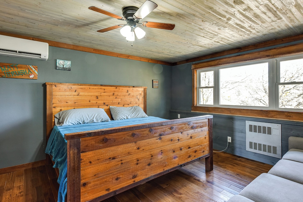 600-sq-ft Deck! Hutchinson Retreat on 5 Acres