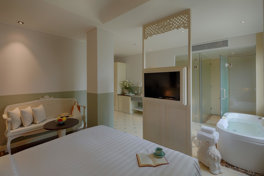 Au Lac Charner Hotel 81