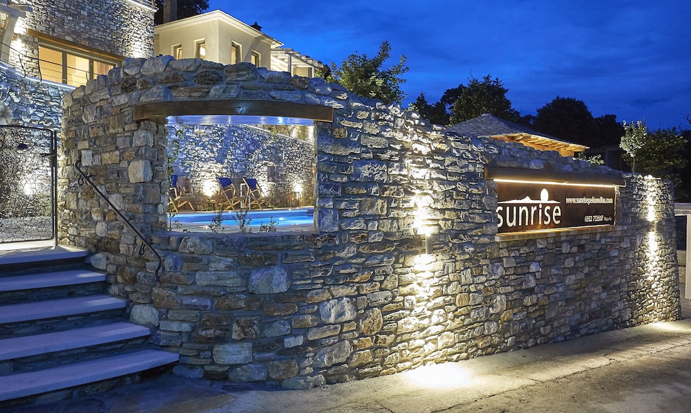 Hotel Sunrise Pelion Villas Tsagkarada - Image 1