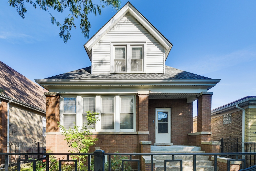 2 Mi to Logan Square: Pet-friendly Unit w/ Yard!