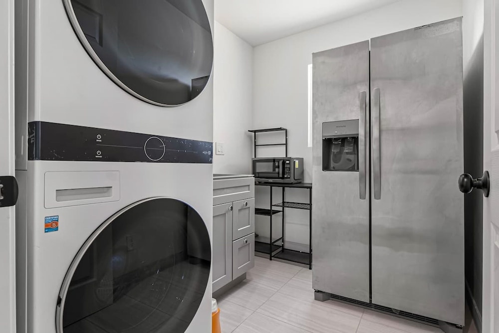 Massive 8BR Home in Hayward With AC Free Parking
