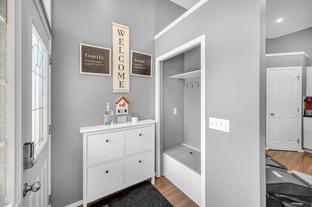 12 Spacious Home w A C Crib Garage By Airport