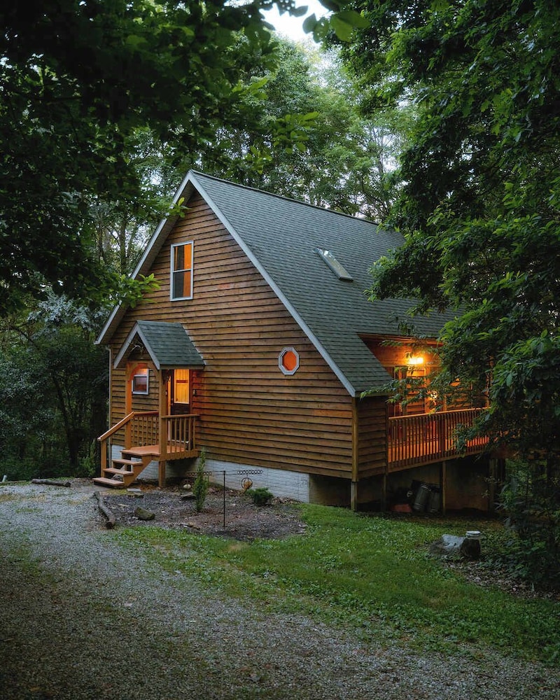 Cheerful Two Bdrm Cabin With Hot Tub & Pet Friendly
