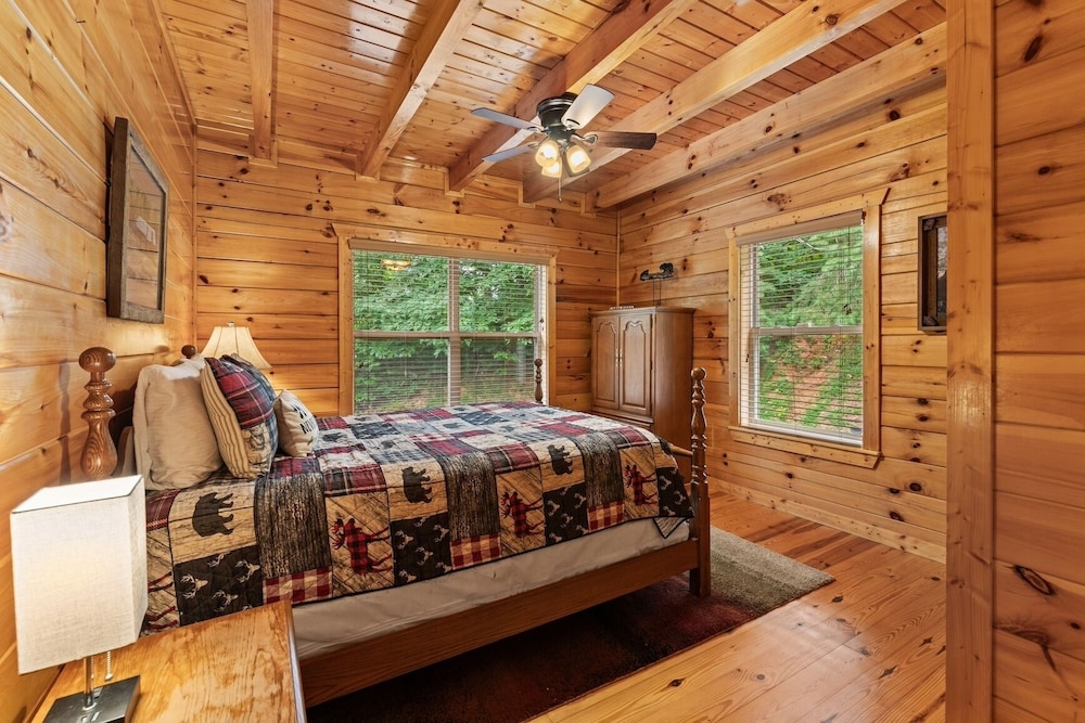 Triple Mountain View Stunning 4 BDR Cabin w/ Private Hot Tub, Game Room