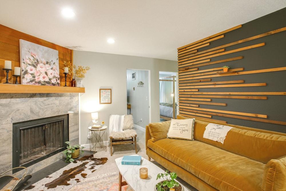 Twin Lakes Retreat: Lake, Pool & Golf Access!