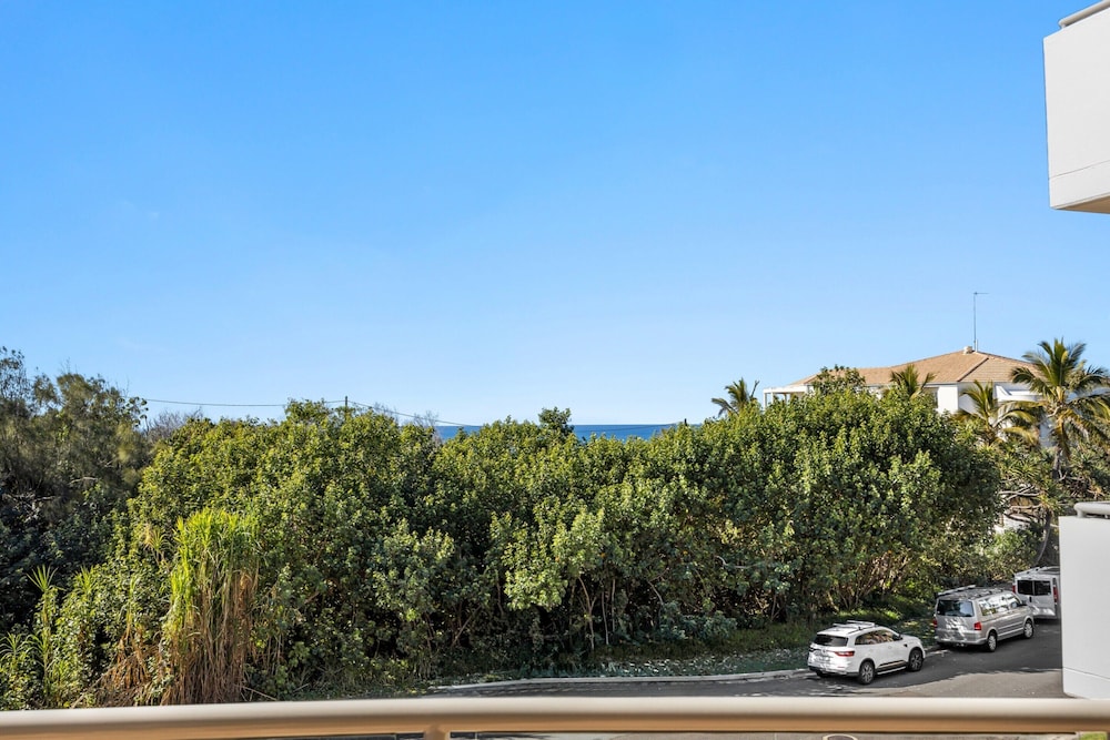 Pristine 2-bed Apartment With Pool and Balcony