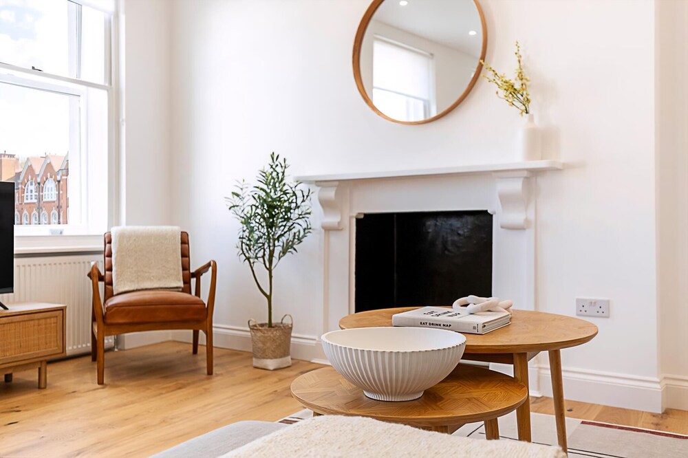 Stylish Chelsea Escape With Private Outdoor Oasis!