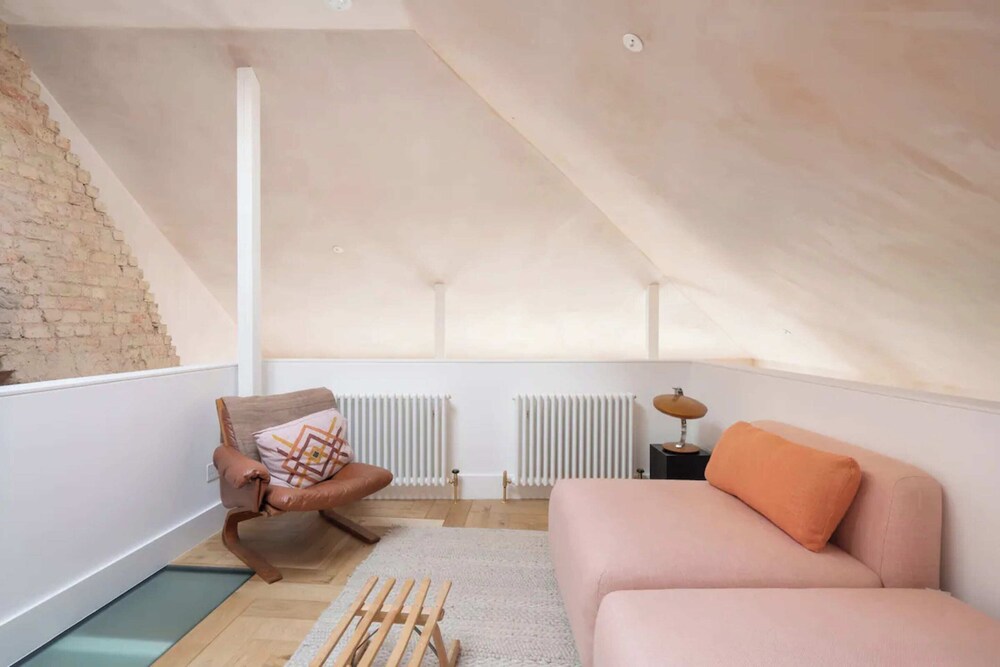 Rustic & Spacious 2BD Flat Near White City