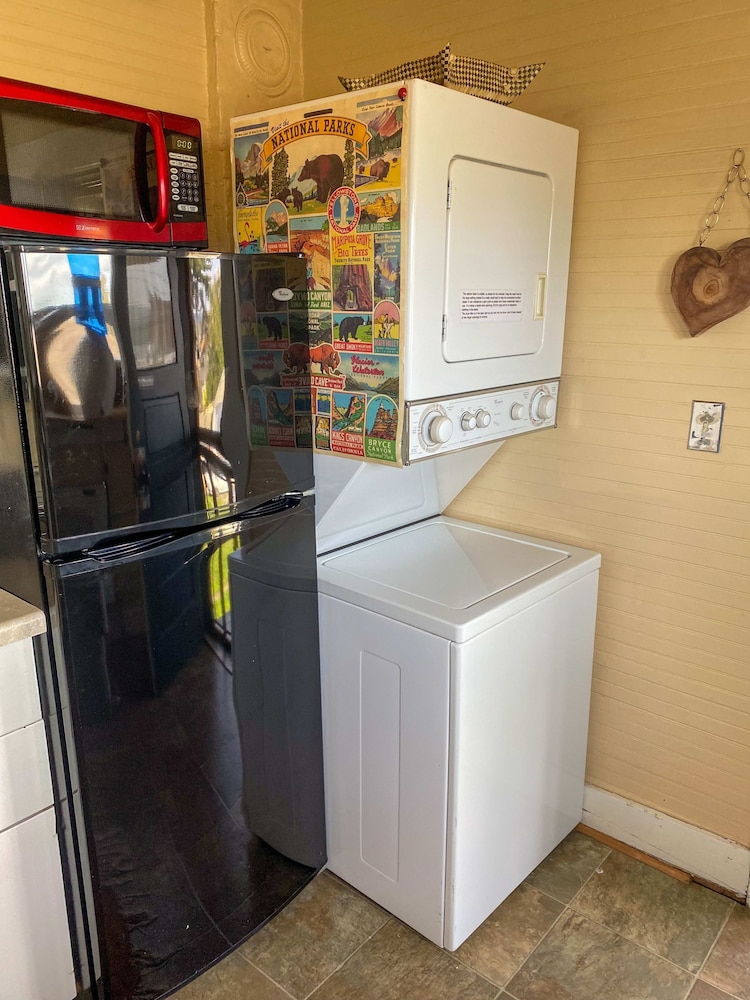Upstairs at Thevictorian - Lush Walkable and Dog-friendly Retreat - Steps From Downtown Bellingham