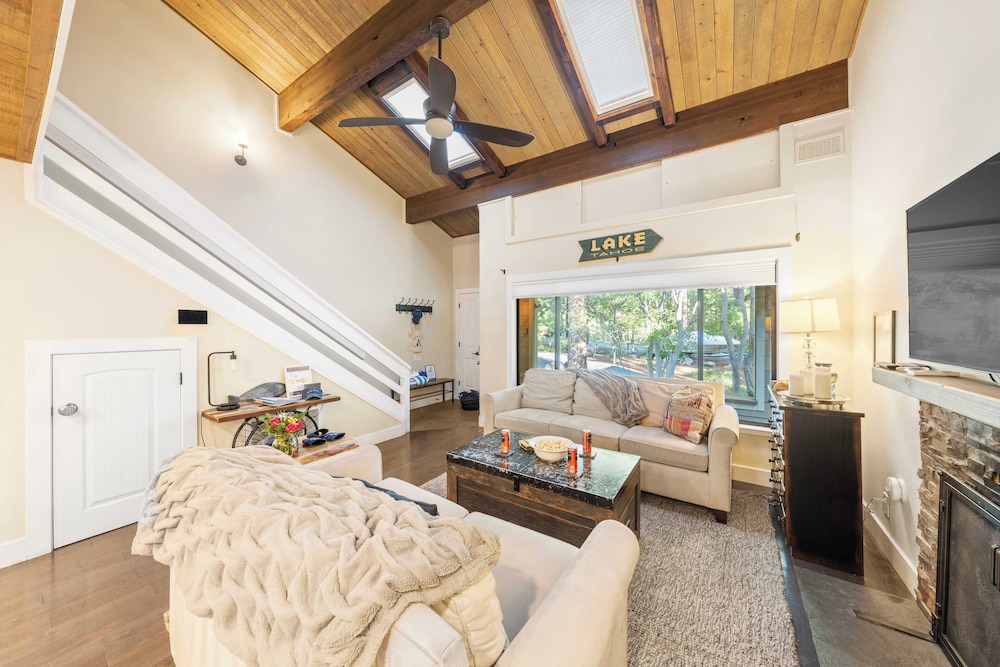 Near Ski, Beach, & Hiking Trails + Clubhouse Pool & Hot Tub Access Juanita Blue by Avantstay