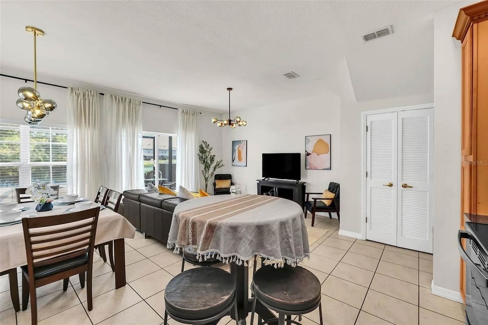 2335 Amazing 5BD Family Townhome Close to Disney